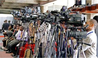 Abanyamakuru bashobora kutazongera kwitabira imirimo y'inteko kubera kwambara nabi