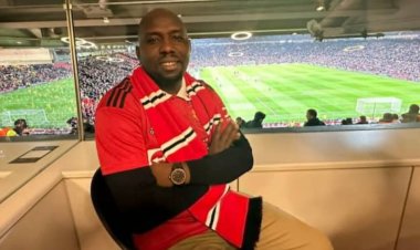Minisitiri warebye Europa League yicaye muri VIP Old Trafford ari mu mazi abira