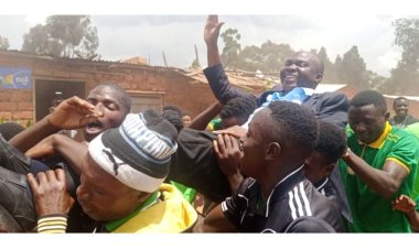 Nyuma yo kubona amazi n'ikigo nderabuzima, bahetse Umudepite