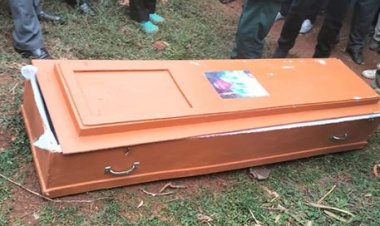 Yasanze  isanduku  iriho ifoto ye  iteretse ku rugi mu gitondo.