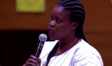 Umuyobozi Nshingwabikorwa  wegereye Yanick nawe yegerewe n'urupapuro rw'umuhondo.