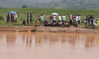 Muhanga: Abana 14 bikoreraga  amategura barohamye muri Nyabarongo 11 baburirwa irengero