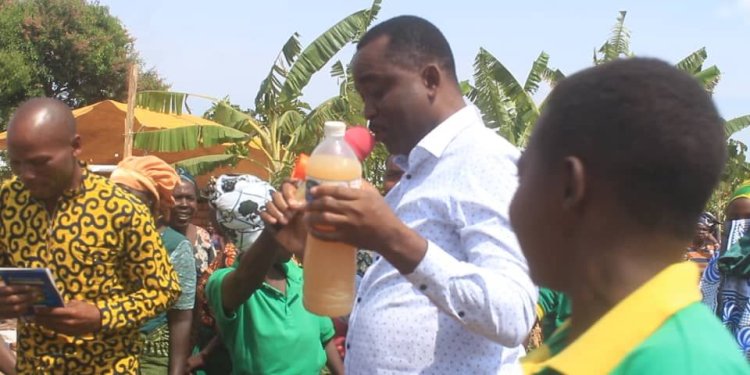 Abaturage  basabye  Umudepite kunywa amazi y'ibiziba  mu kugaragaza ikibazo bafite