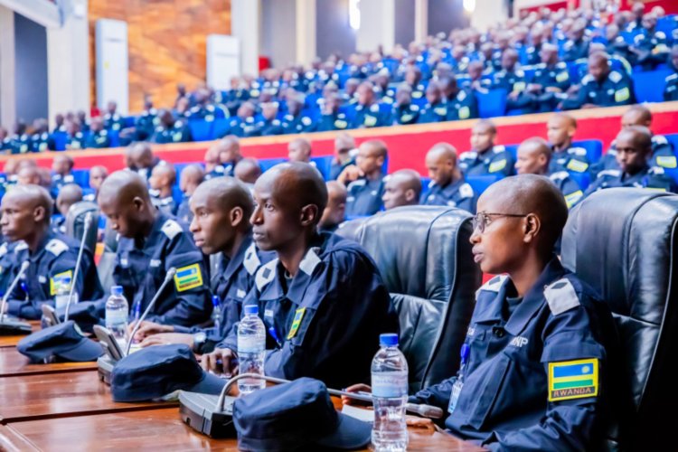 Abapolisi bahugurirwa mu Ishuri rya Rwandapolice rya Gishari basuye Inteko Ishinga Amategeko
