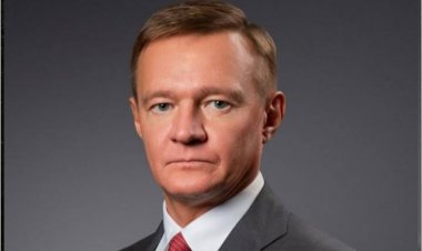 Minisitiri yirukanywe mu kazi ahita yiyahura