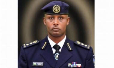 Afisa Mkuu wa Polisi ameuawa na ukuta ulioporomoka na kuangukia nyumba.