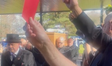 Mu gushyingura umusifuzi hifashishijwe amakarita atukura